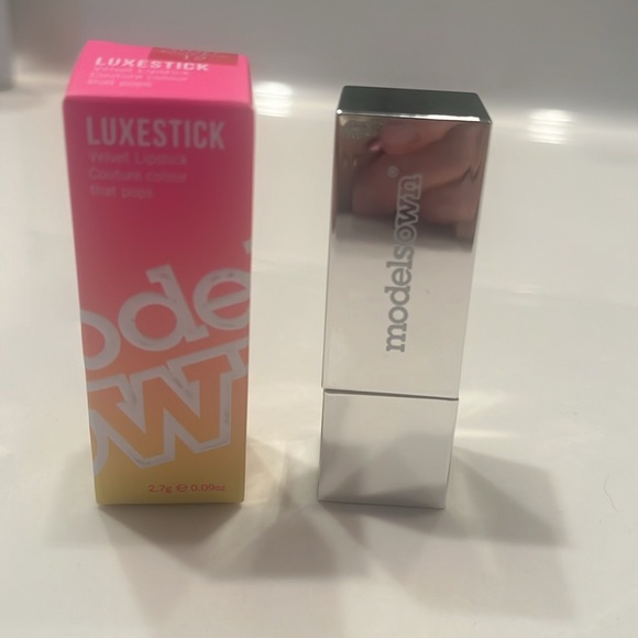 Models Own LuxeStick Velvet Pouty Pink - Picture 2 of 5